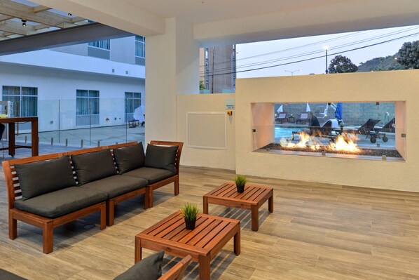 Property grounds - Holiday Inn Express & Suites San Diego - Mission Valley by IHG (San Diego)