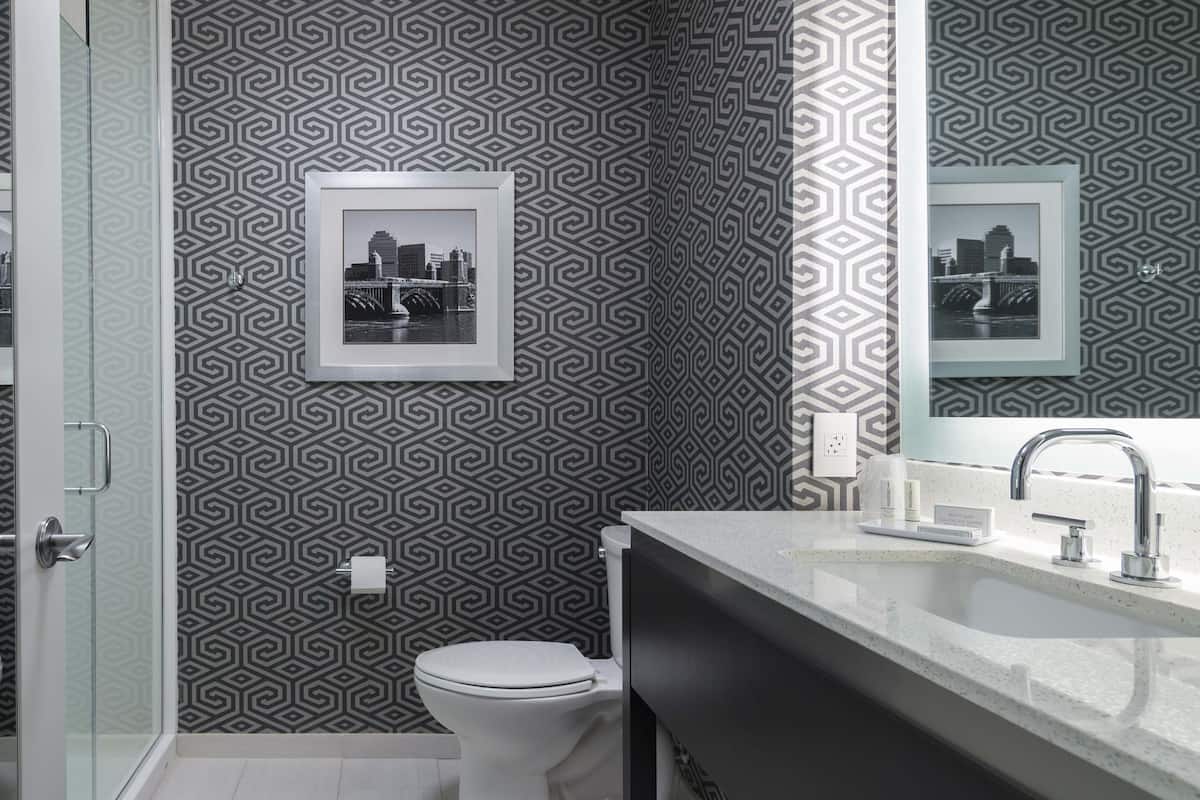 Regadera, amenidades de baño de diseñador, secadora de cabello, toallas