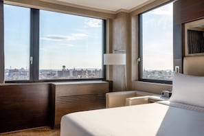 Zimmersafe, Schreibtisch, Verdunkelungsvorhänge, Bügeleisen/Bügelbrett