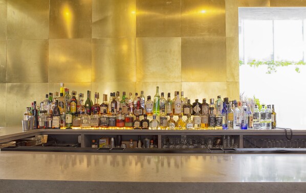 Eine Bar mit einer Auswahl an Spirituosenflaschen und Gläsern.