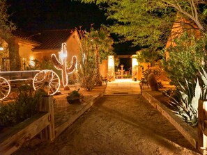 施設の正面 (日没後)