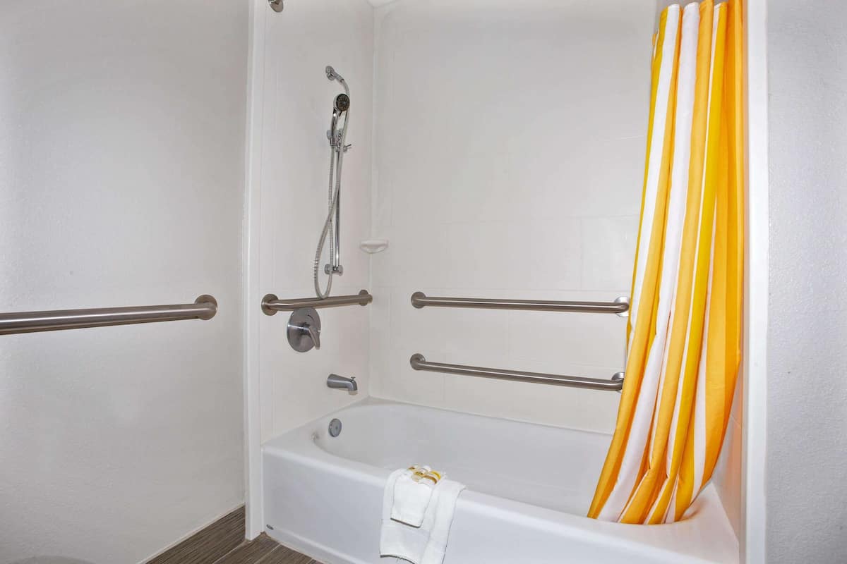 Room, 1 King Bed, Accessible, Non Smoking (Mob,Hear,Tub w/Grab Bars,Countryside) | Accessible bathroom