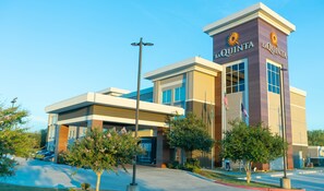 Exterior - La Quinta Inn & Suites by Wyndham Karnes City - Kenedy (Karnes City)