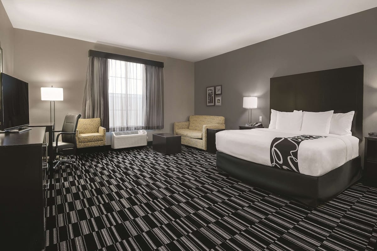 Room, 1 King Bed, Accessible, Non Smoking (Mobility/Hearing Impaired Accessible) | Premium bedding, desk, laptop workspace, blackout drapes
