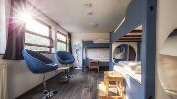 Economy-Zimmer, Mehrere Betten | Verdunkelungsvorhänge, kostenlose Babybetten, Reisekinderbett