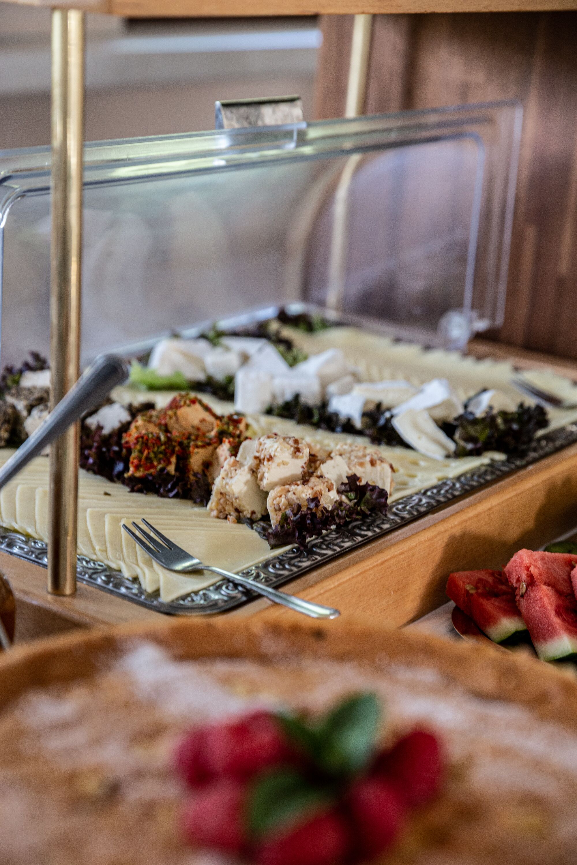 Un buffet proposant une variété de plats, notamment des fruits de mer, des salades et des desserts.