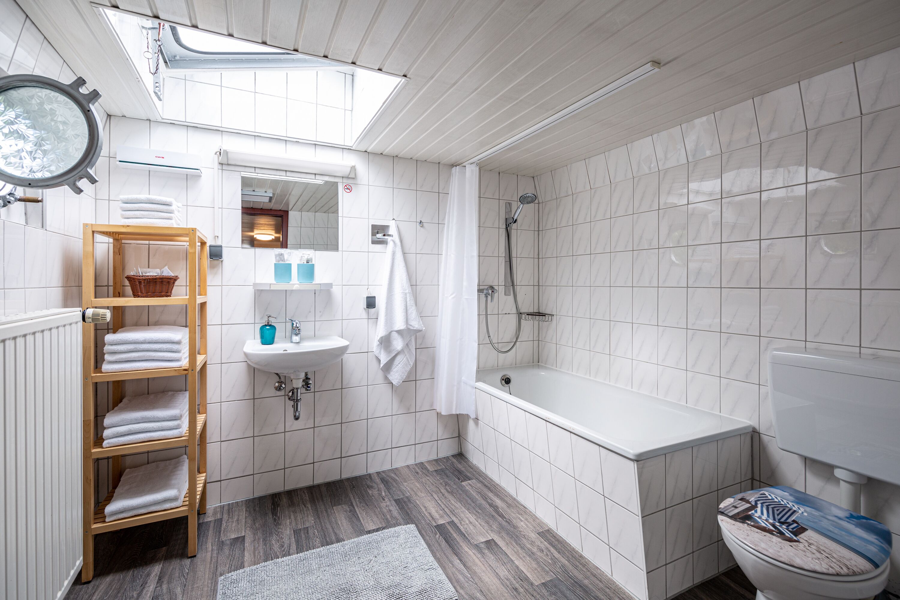 suite (captain's cabin) | bathroom amenities | towels