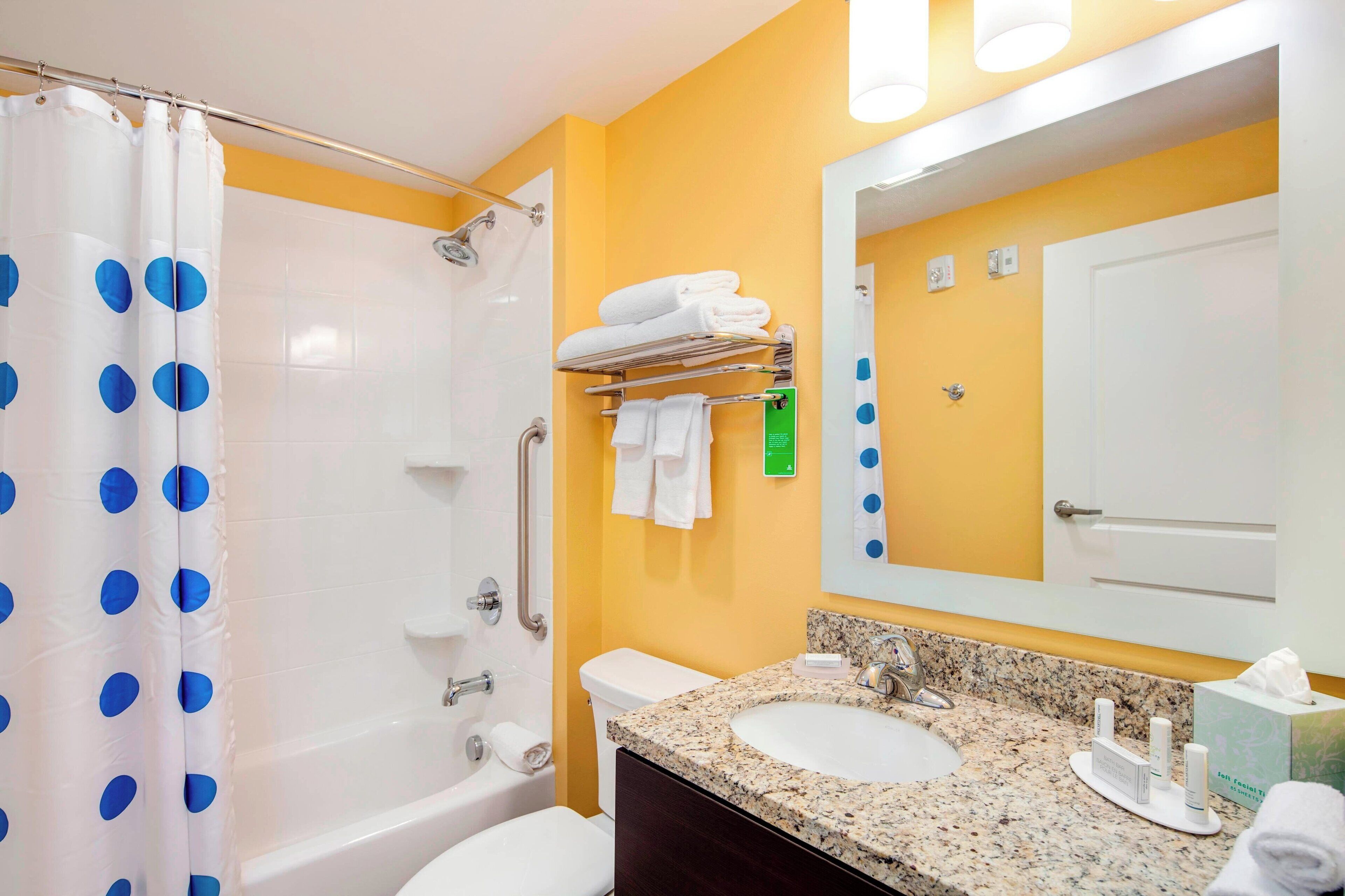 studio, 1 king bed with sofa bed | bathroom | combined shower/bathtub, free toiletries, hair dryer, towels