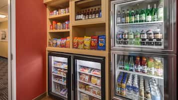 Uma área com máquinas de venda automática de lanches e bebidas.