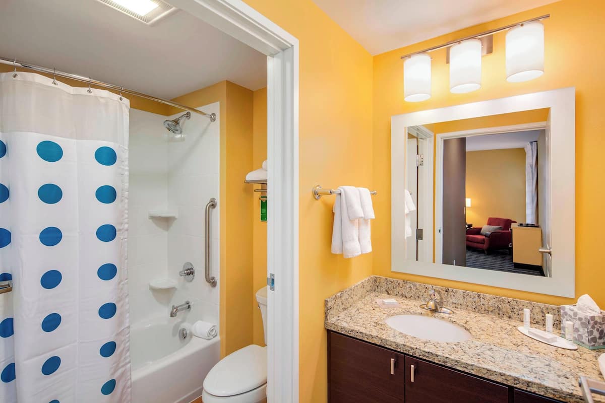 suite, 2 bedrooms, non smoking | bathroom | combined shower/bathtub, free toiletries, hair dryer, towels
