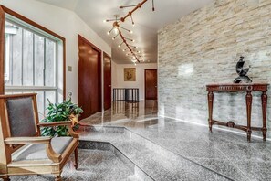 Lobby sitting area - Vineyard Villa Bed & Breakfast (Niagara-on-the-Lake)