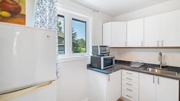 Suite, 1 Queen Bed | Free WiFi, bed sheets