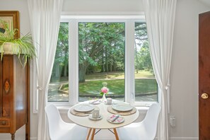 Free daily full breakfast - Vineyard Villa Bed & Breakfast (Niagara-on-the-Lake)