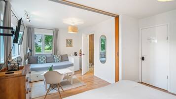 En-suite room, 1 Queen Bed | Free WiFi, bed sheets