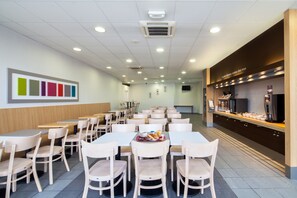 Petit déjeuner buffet servi tous les jours en supplément