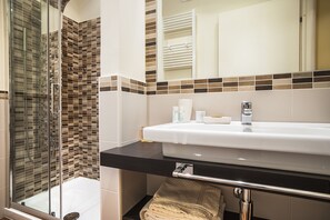 Room, 1 King Bed | Bathroom