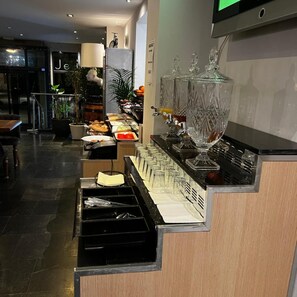 Breakfast, lunch, dinner served; Belgian cuisine  - Hôtel Aviation (Brussels)
