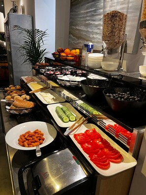 Der serveres morgenmad, frokost, aftensmad og belgiske retter 
