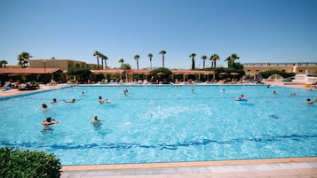 Piscine extérieure, parasols de plage, chaises longues