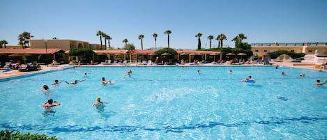 Piscine extérieure, parasols de plage, chaises longues