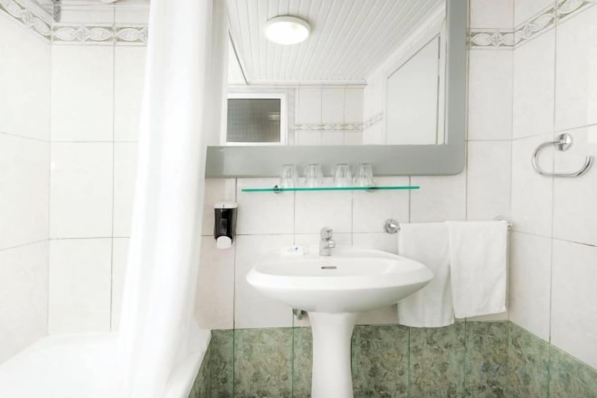 Baño | Amenidades de baño gratuitas, secadora de cabello, toallas, jabón 
