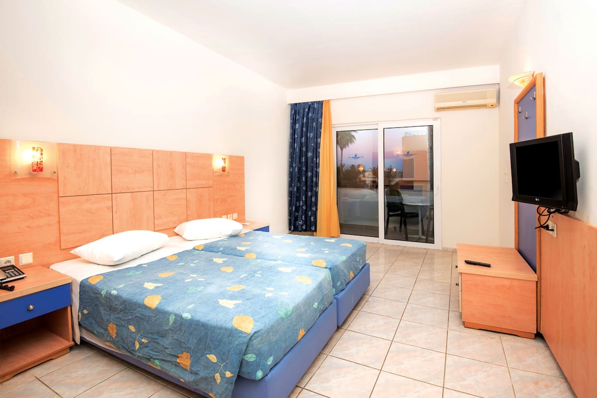 Standard Twin Room | 2 bedrooms, in-room safe, desk, blackout curtains