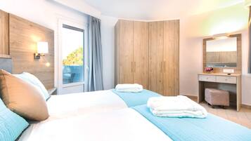 Windmill Junior Suite | Cofres nos quartos, escrivaninha, cortinas blackout, roupa de cama