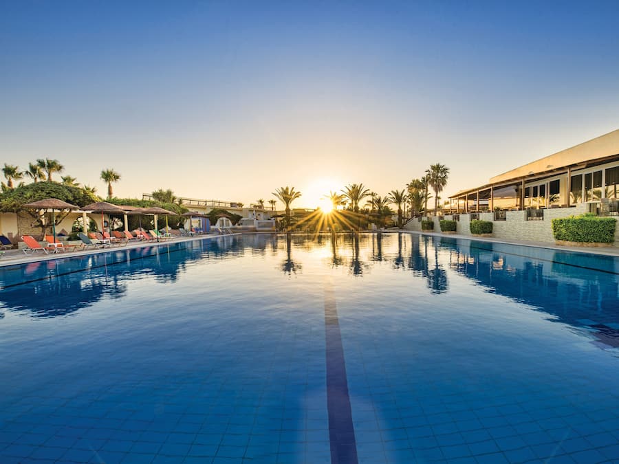 Ulkouima-allas, aurinkovarjoja, aurinkotuoleja