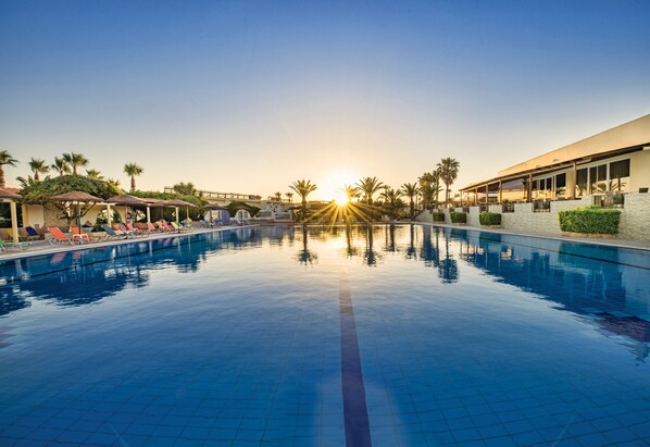 室外游泳池,池畔遮阳伞,日光浴躺椅