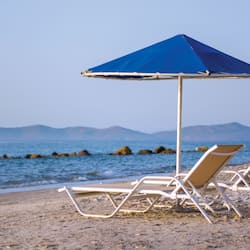En la playa, camastros, sombrillas y toallas de playa