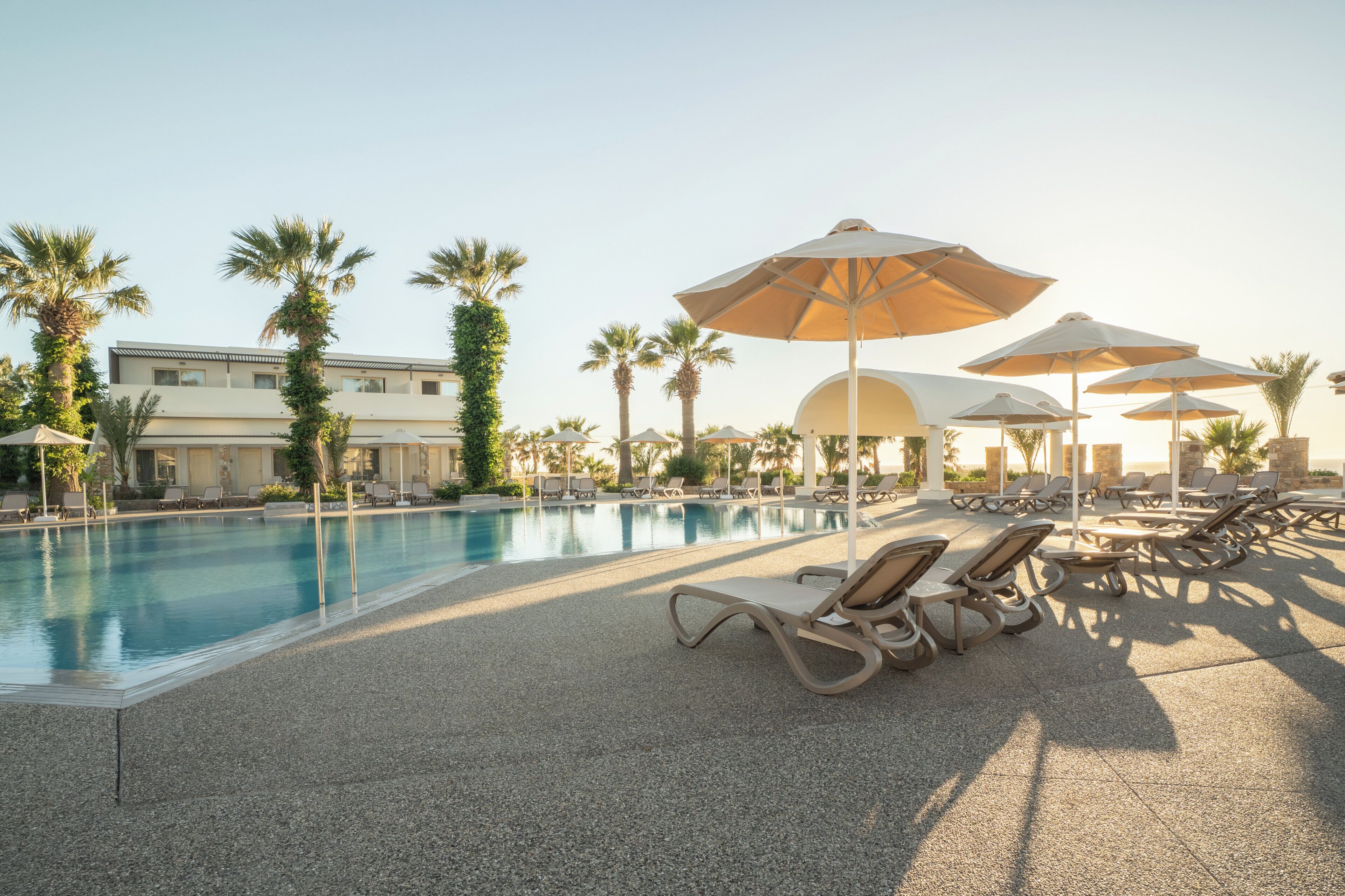 Piscine extérieure (ouverte en saison), parasols de plage