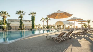 Piscine extérieure (ouverte en saison), parasols de plage