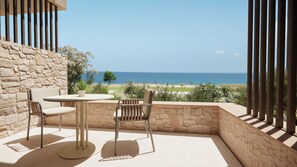 Beachfront Deluxe Twin Room | 무료 미니바 품목, 객실 내 금고, 책상, 방음 설비