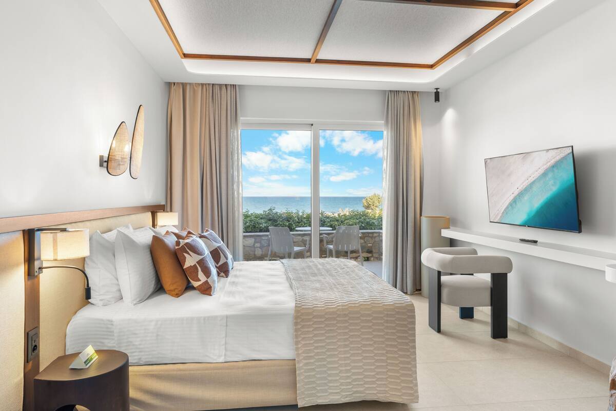 Beachfront Deluxe Twin Room | ミニバーのアイテム (無料)、セーフティボックス (室内)、デスク、防音設備