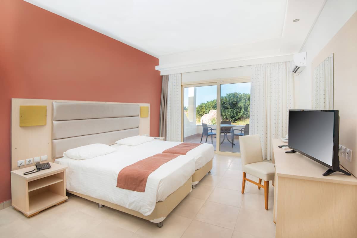 Junior Suite | In-room safe, desk, soundproofing, iron/ironing board