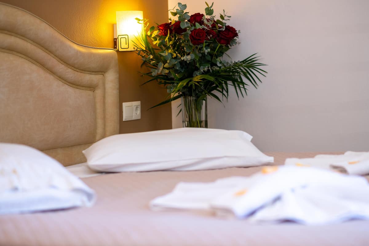 standard room, sea view | 1 bedroom, in-room safe, blackout curtains, iron/ironing board