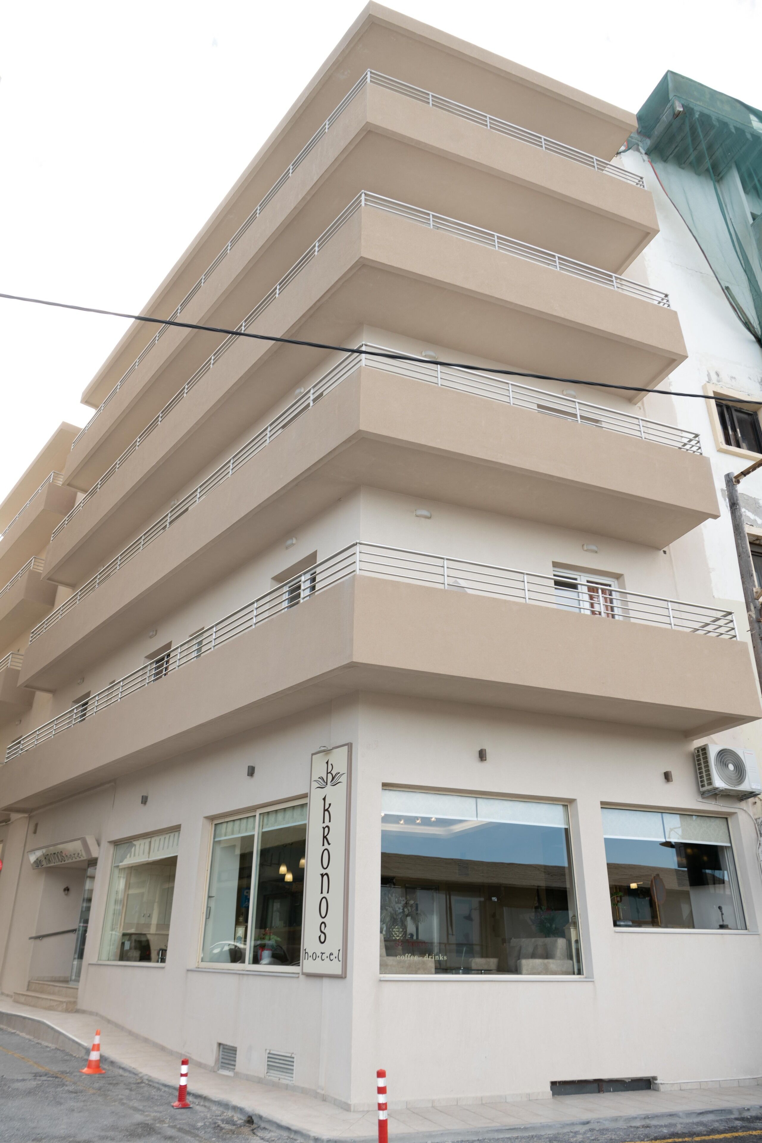 Un edifici de diverses plantes amb façana plana, balcons i finestres amples.
