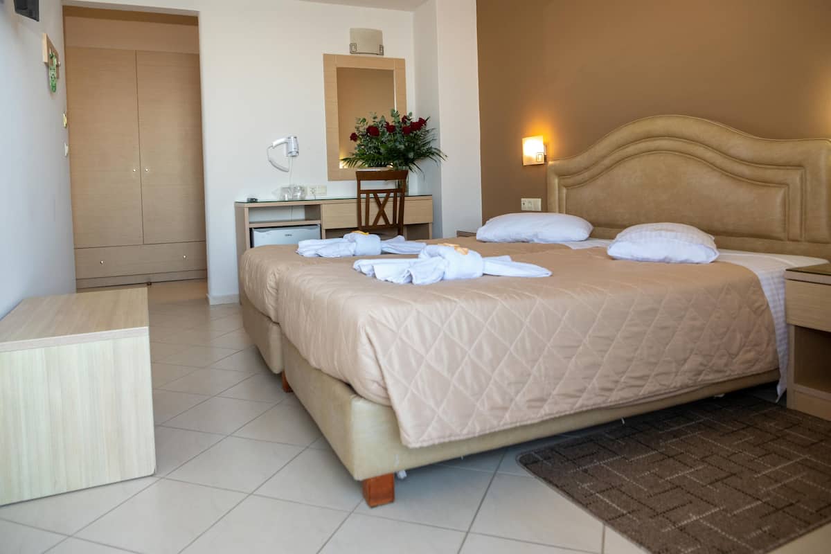 standard room, sea view | 1 bedroom, in-room safe, blackout curtains, iron/ironing board