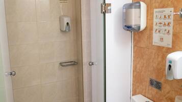 Un bagno con il water, una doccia e un lavandino.