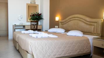 Habitación estándar, vista al mar | Caja de seguridad en la habitación y cortinas blackout