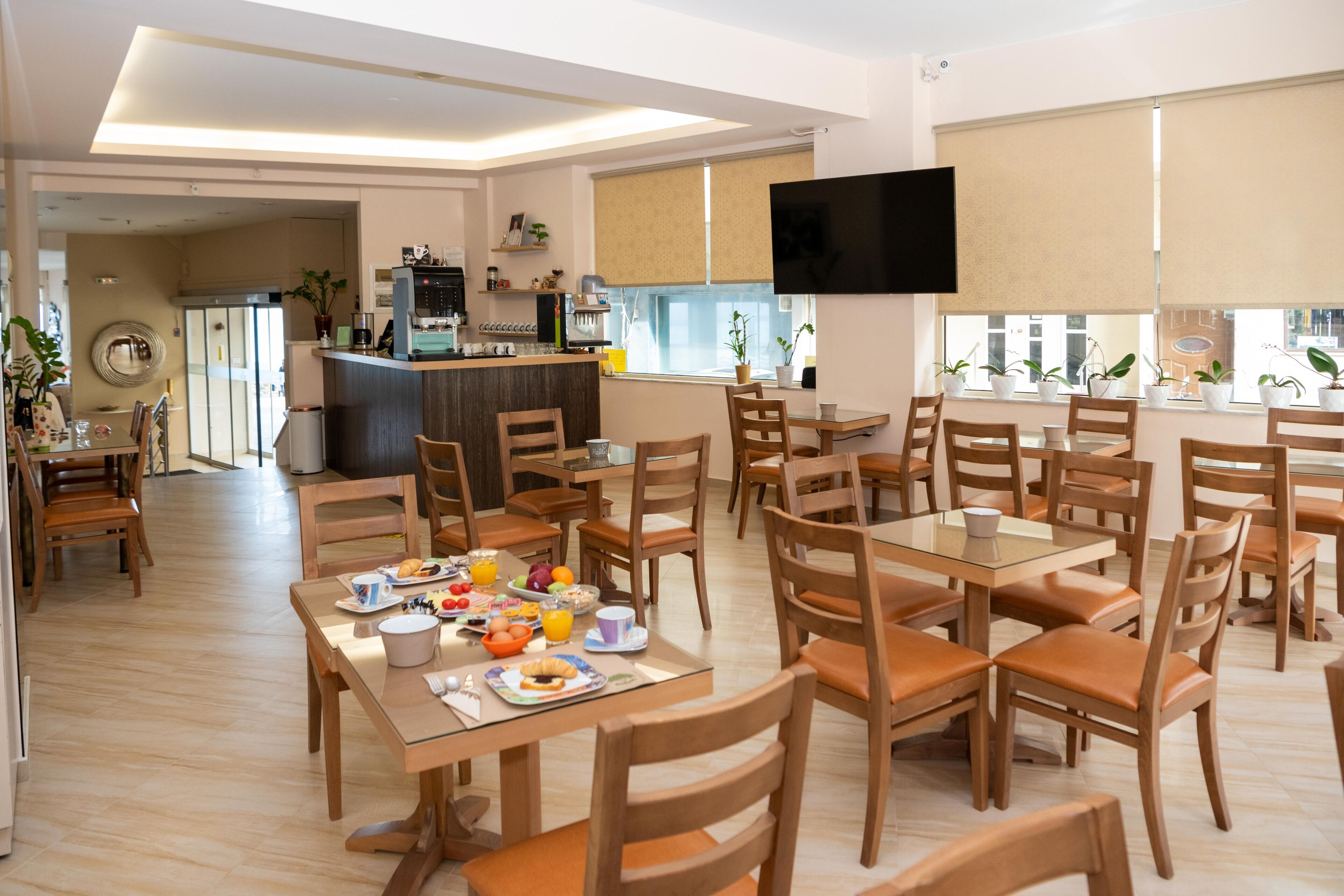 Free daily buffet breakfast 