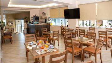 Free daily buffet breakfast