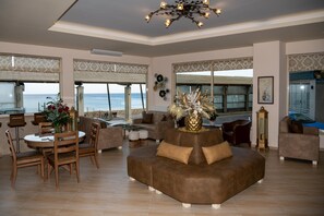 Lobby sitting area - Kronos Hotel (Heraklion)