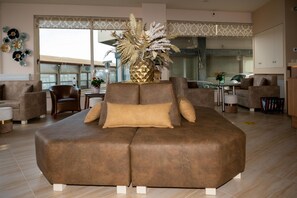 Coin salon dans le hall