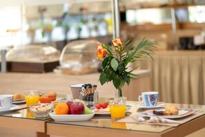 Free daily buffet breakfast
