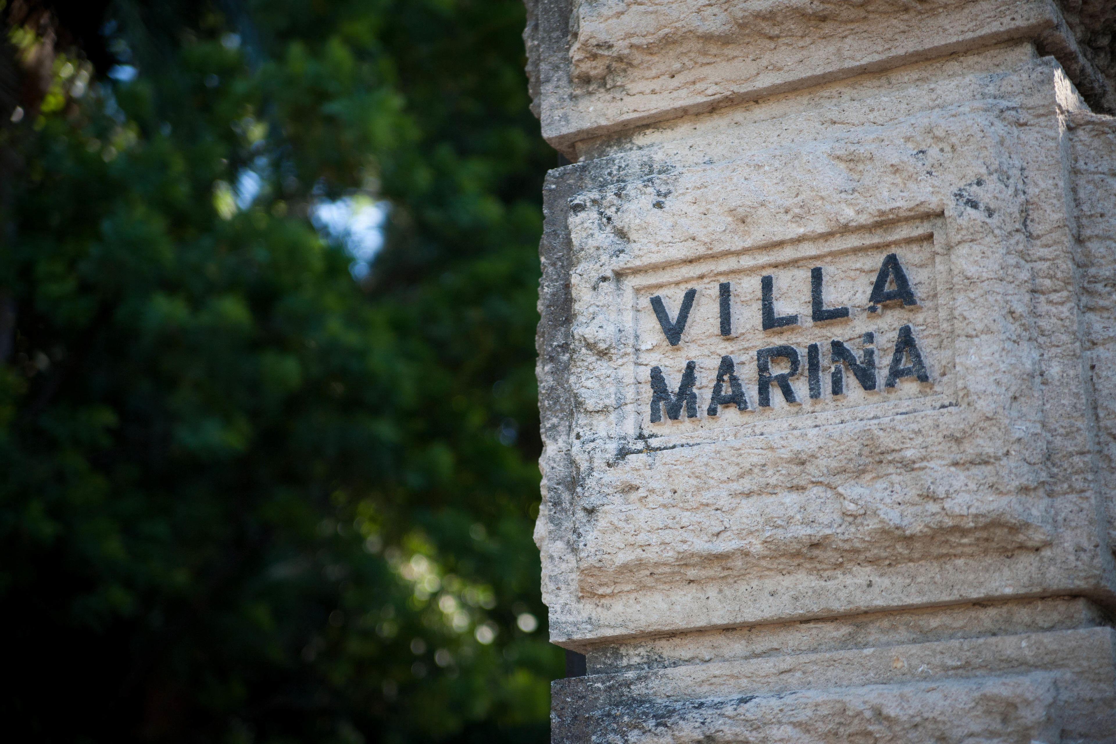 Eine steinerne Säule mit der Inschrift "VILLA MARINA".