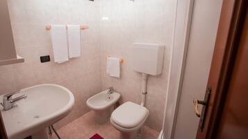 Een douche, een haardroger, handdoeken