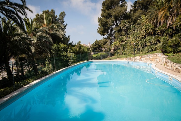Piscina a l'aire lliure de temporada (horari: 09:00-18:30) i para-sols