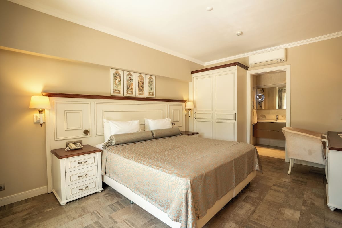 Premium bedding, minibar, in-room safe, desk