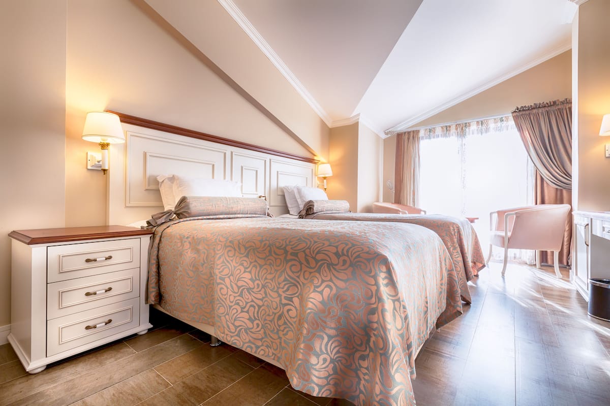 Luxe beddengoed, een minibar, een kluis op de kamer, een bureau